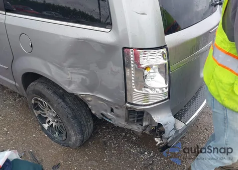 2015 Chrysler Town & Country Touring z USA, uszkodzony, nr VIN 2C4RC1BG7FRW77334